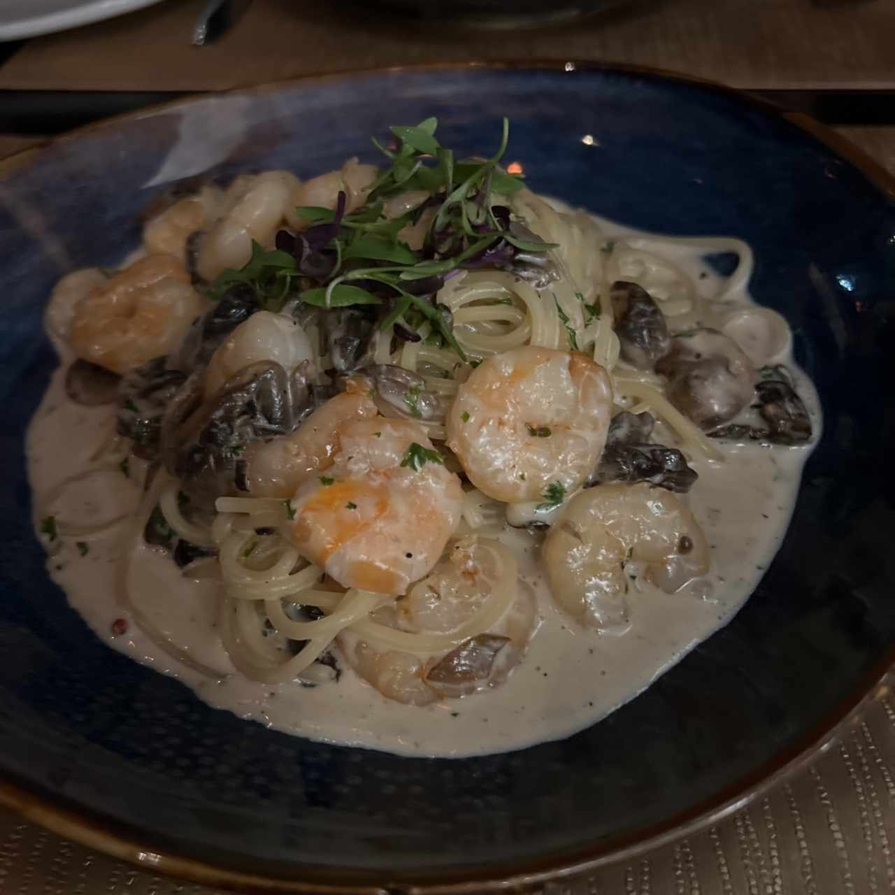 Spaguetti con camarones y fungi