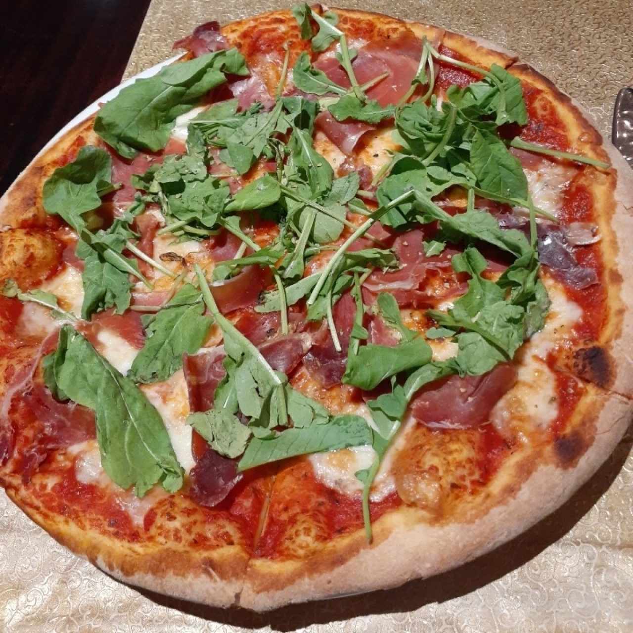 pizza de jamon serrano y arugula