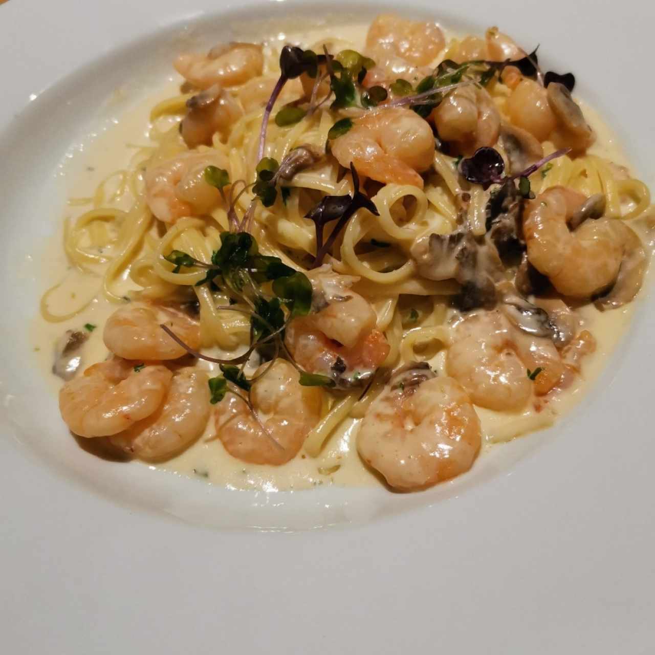 Pasta con camarones y hongos