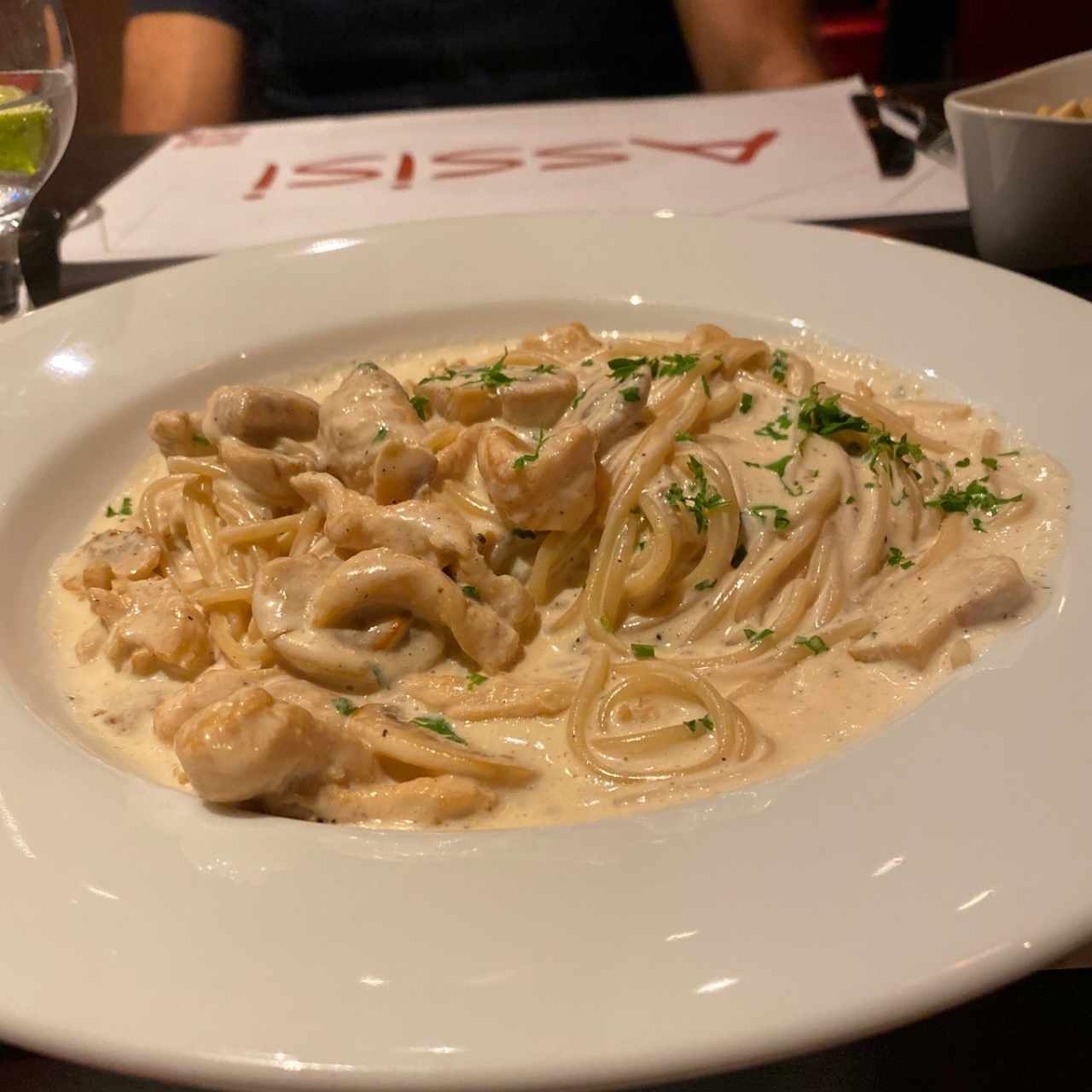 Pasta a la crema con trozos de pollo