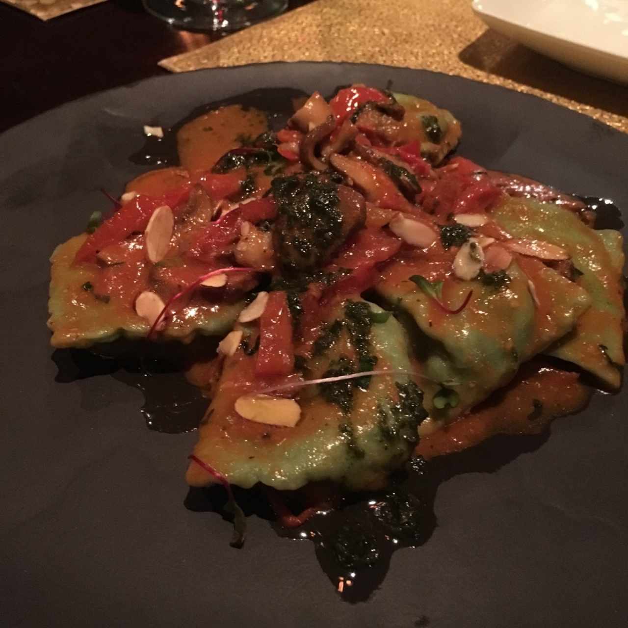 Ravioli de ricotta, mozzarella y espinaca