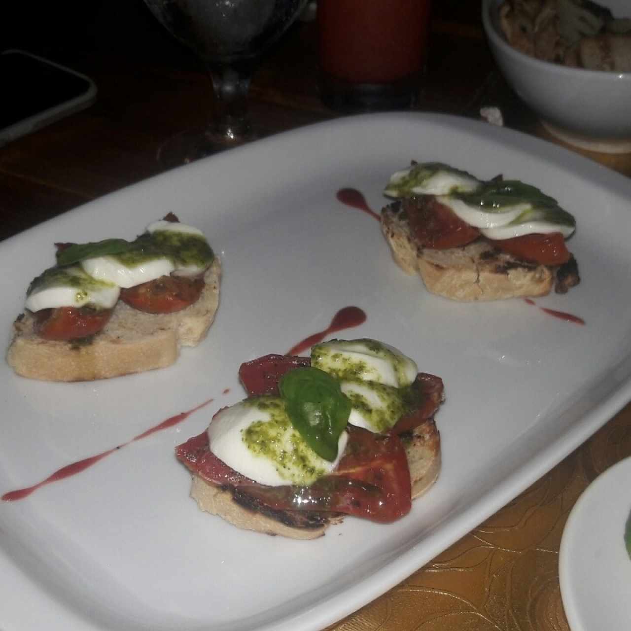 Bruschetta a la caprese