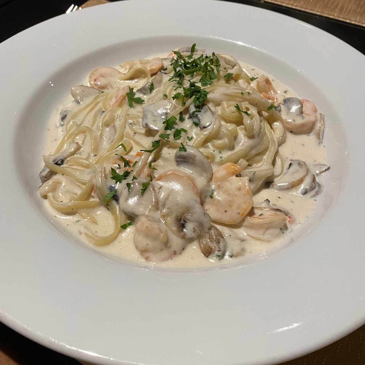 Pasta con camarones e funghi