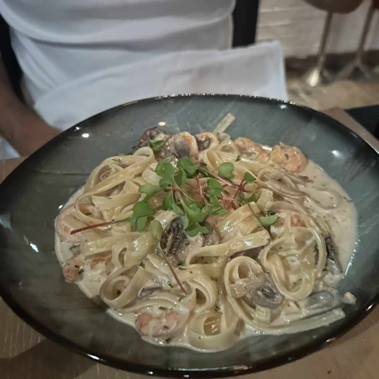 Fettuccine de camarones con hongos 