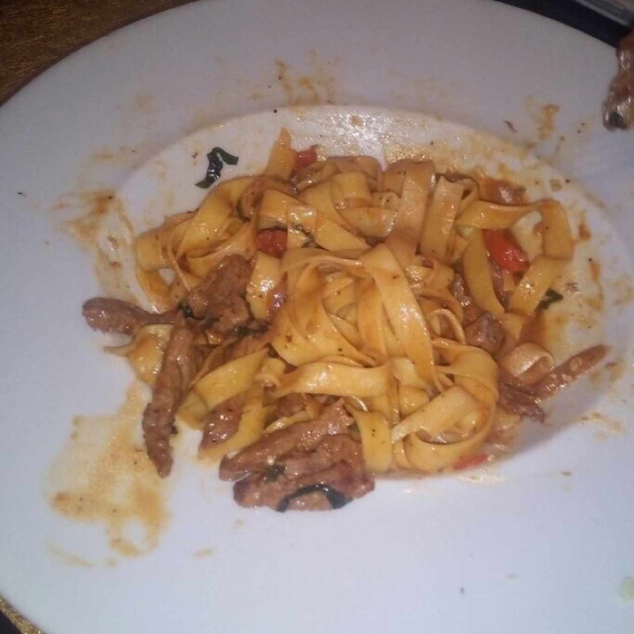 Fettucini con trozos de filete