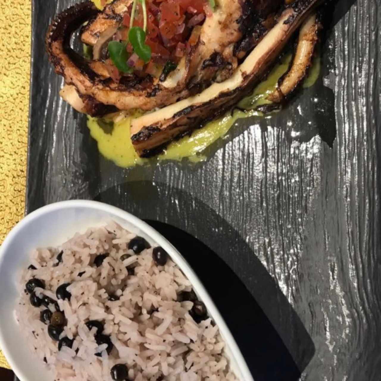 Pulpo al Grill con Arroz con Guandú