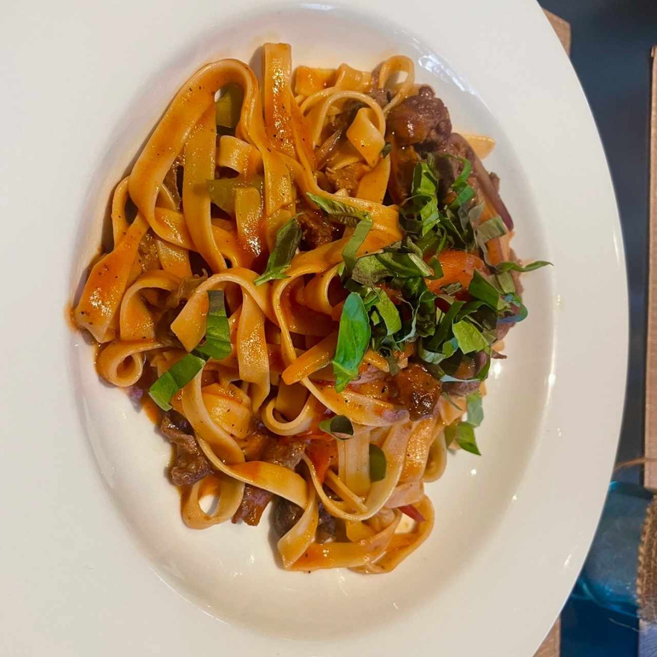 PASTA CON TROZOS DE FILETE (Finas Tiras de Filete, Tomate Rostizado, Pimentones, Cebolla Morada, Salsa Napoles y Albahaca Fresca)