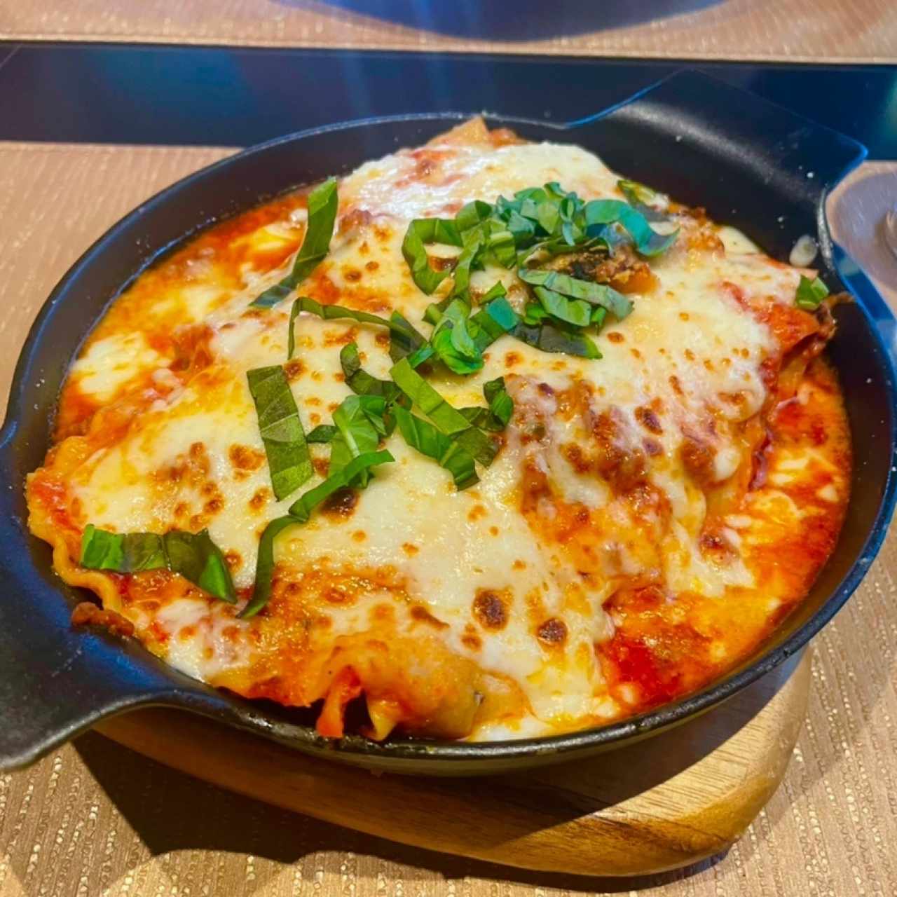 LASAÑA ASSISI (Capas de Pasta con nuestras Salsa Bolognesa, Bechamel, Gratinado con Queso Mozzarella y Parmesano)