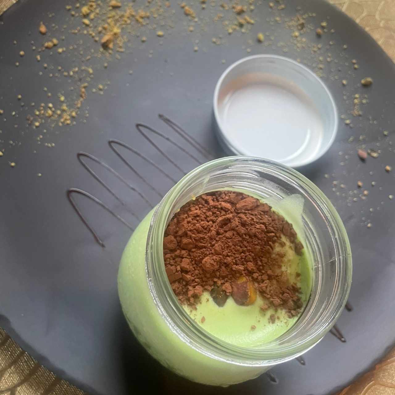 TIRAMISÚ DE PISTACHO (Capas de Pizcocho, Mousse de Pstacho, Chocolate Blanco, Trozos de Pistacho Rostizado)