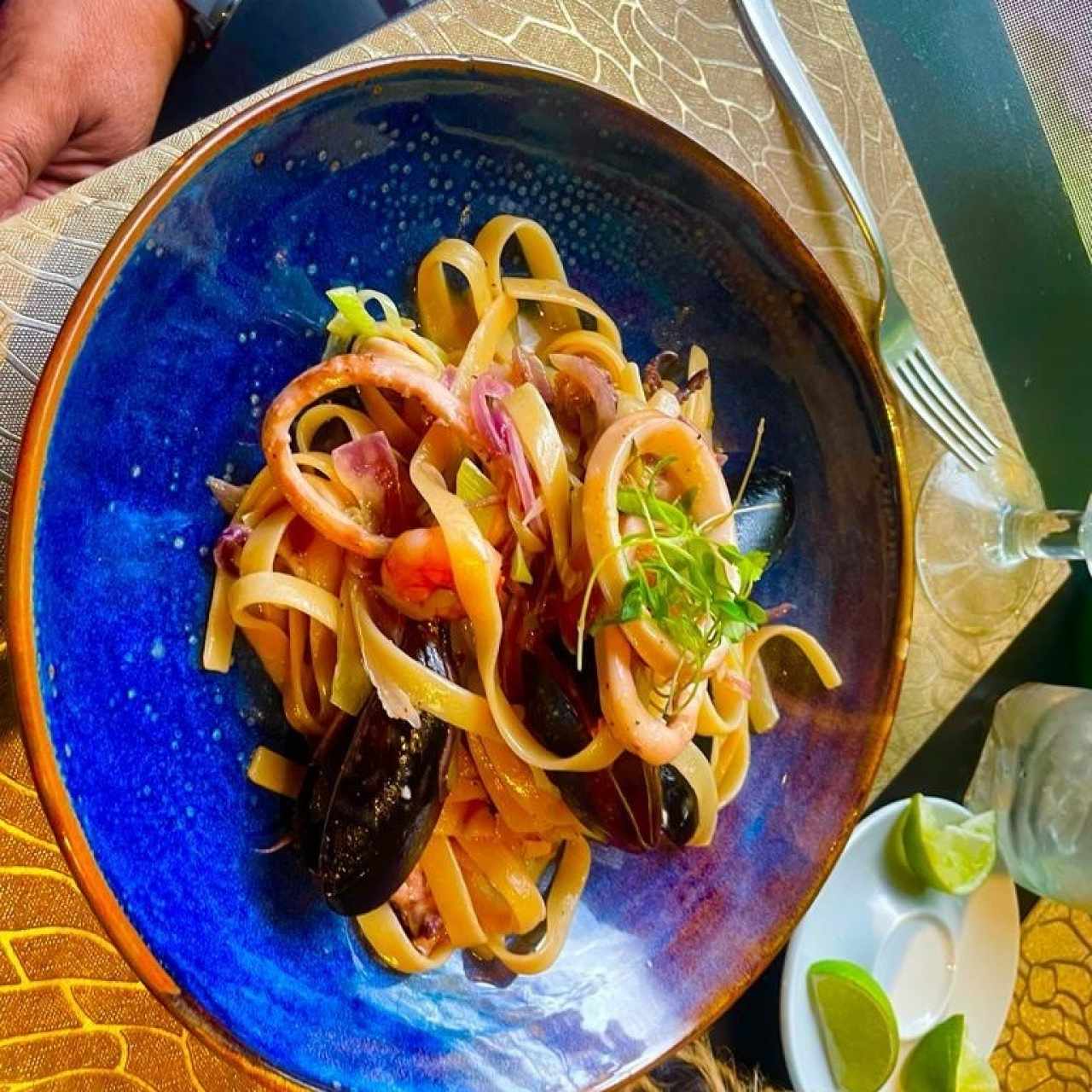 PASTA FRUTTI DI MARE (Mariscos y Vegetales Salteados en Aceite Arómatico de Ajo, un Toque de Cilantro) 