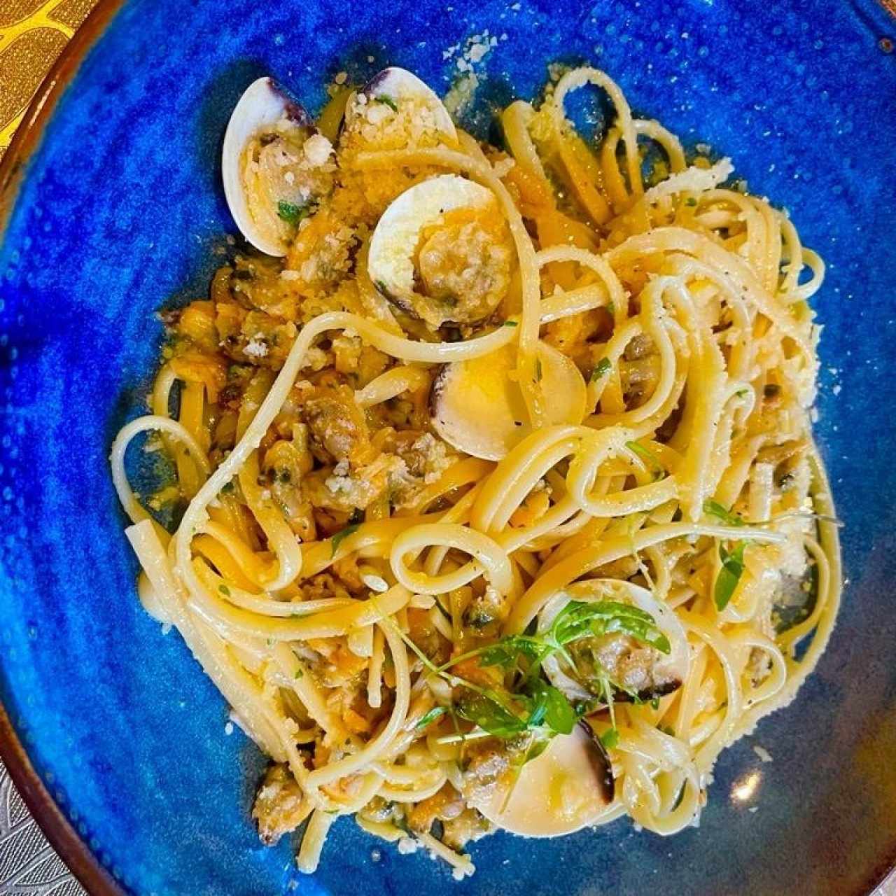 PASTA AL VONGOLE (Almejas Salteadas en Aceite de Ajo, Vino Blanco y Chiffonade de Perejil)