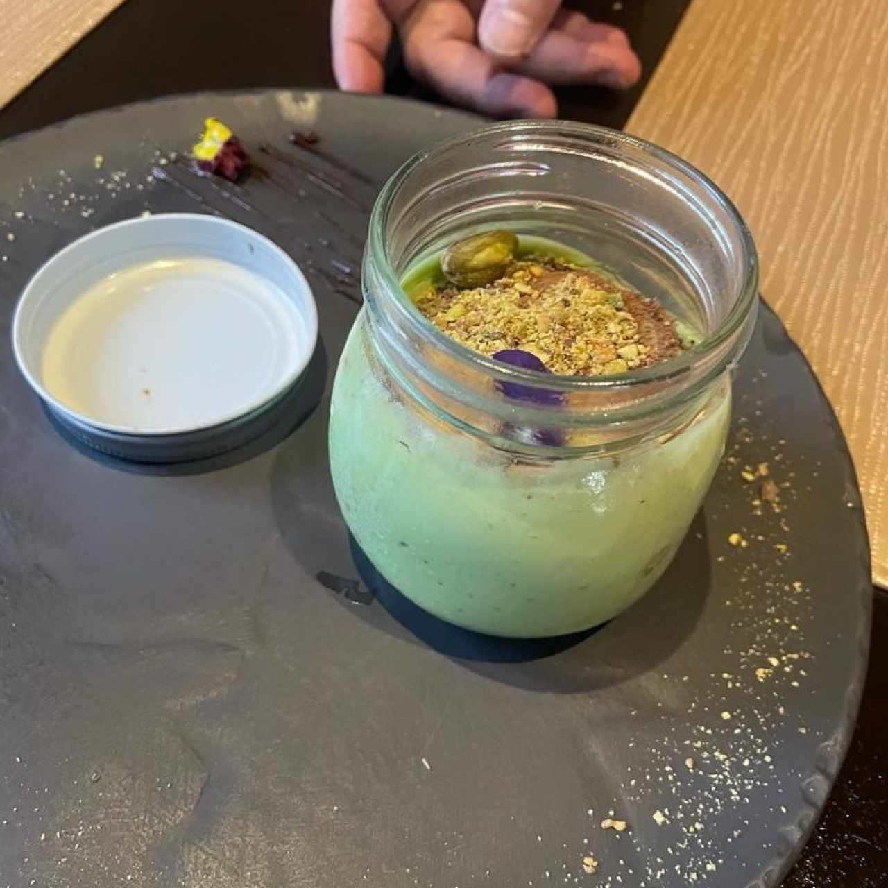 TIRAMISÚ AL PISTACCHIO (Capas de Bizcocho, Mousse de Pistacho, Chocolate Blanco, Trozos de Pistacho Rostizado)   