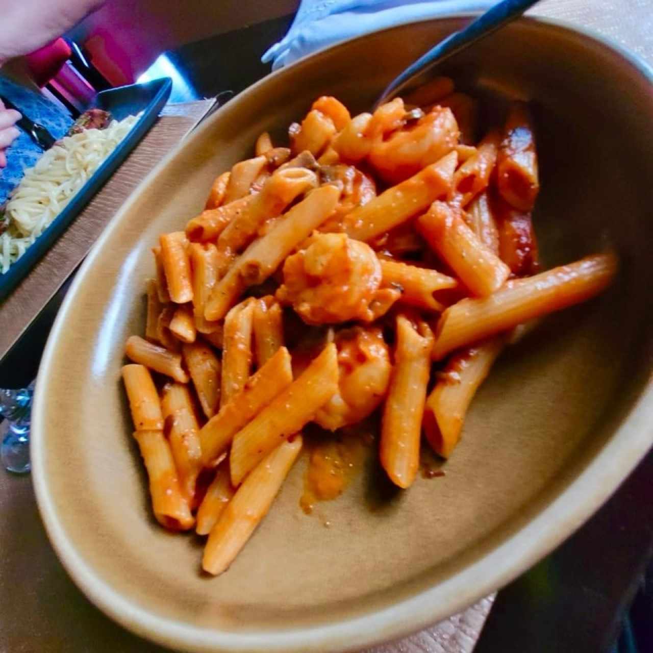 Penne con Camarones en Salsa Pomodoro