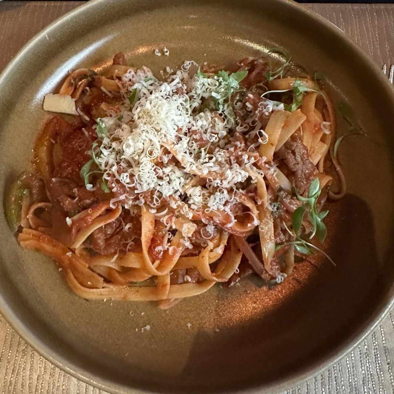 PASTA CON TROZOS DE FILETE (Finas Tiras de Filete, Tomate Rostizado, Pimentones, Cebolla Morada, Salsa Napoles y Albahaca Fresca) 