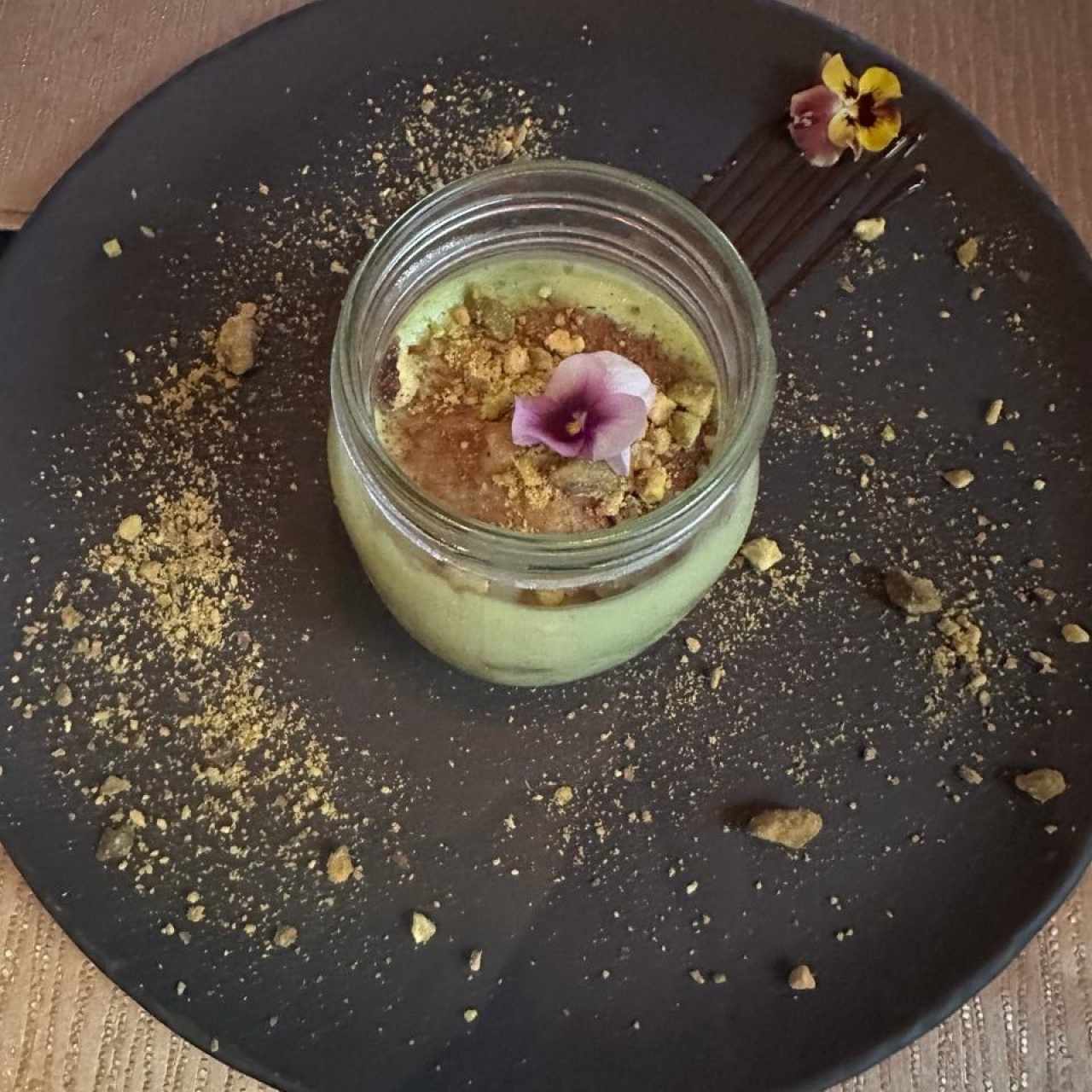 TIRAMISÚ AL PISTACCHIO (Capas de Bizcocho, Mousse de Pistacho, Chocolate Blanco, Trozos de Pistacho Rostizado)