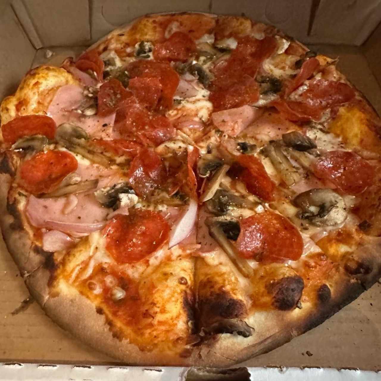 PIZZA LA MAGNÍFICA (Pepperoni, Jamón, Funghi y Cebolla) con Extra Pepperoni