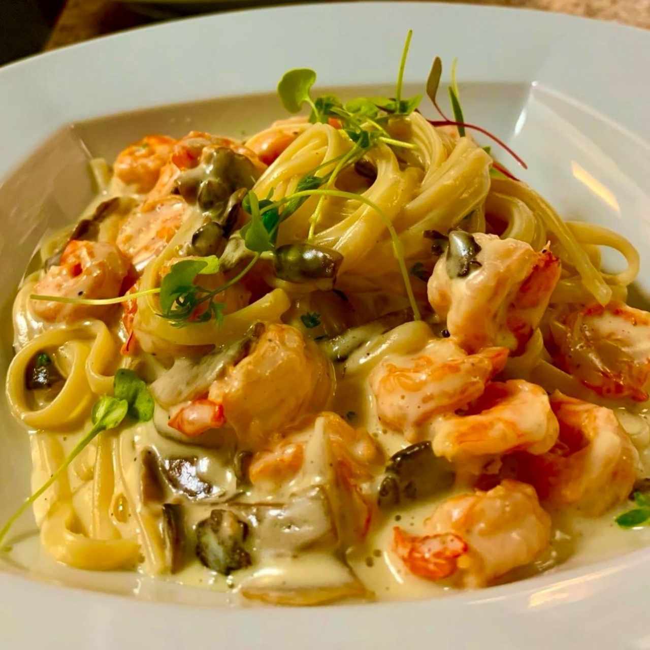 FETTUCCINI AL OLIO CON CAMARONES E FUNGHI (Salteado con aceite de ajo, camarones, champiñones y perejil)