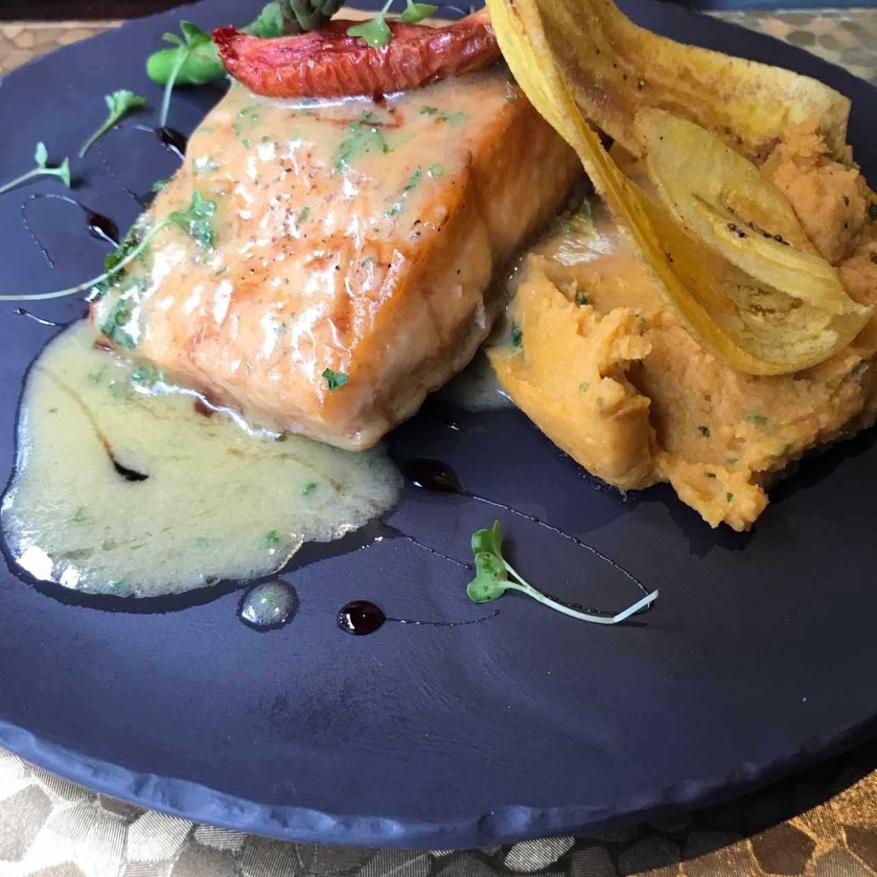 Salmon al grill con puree de camote