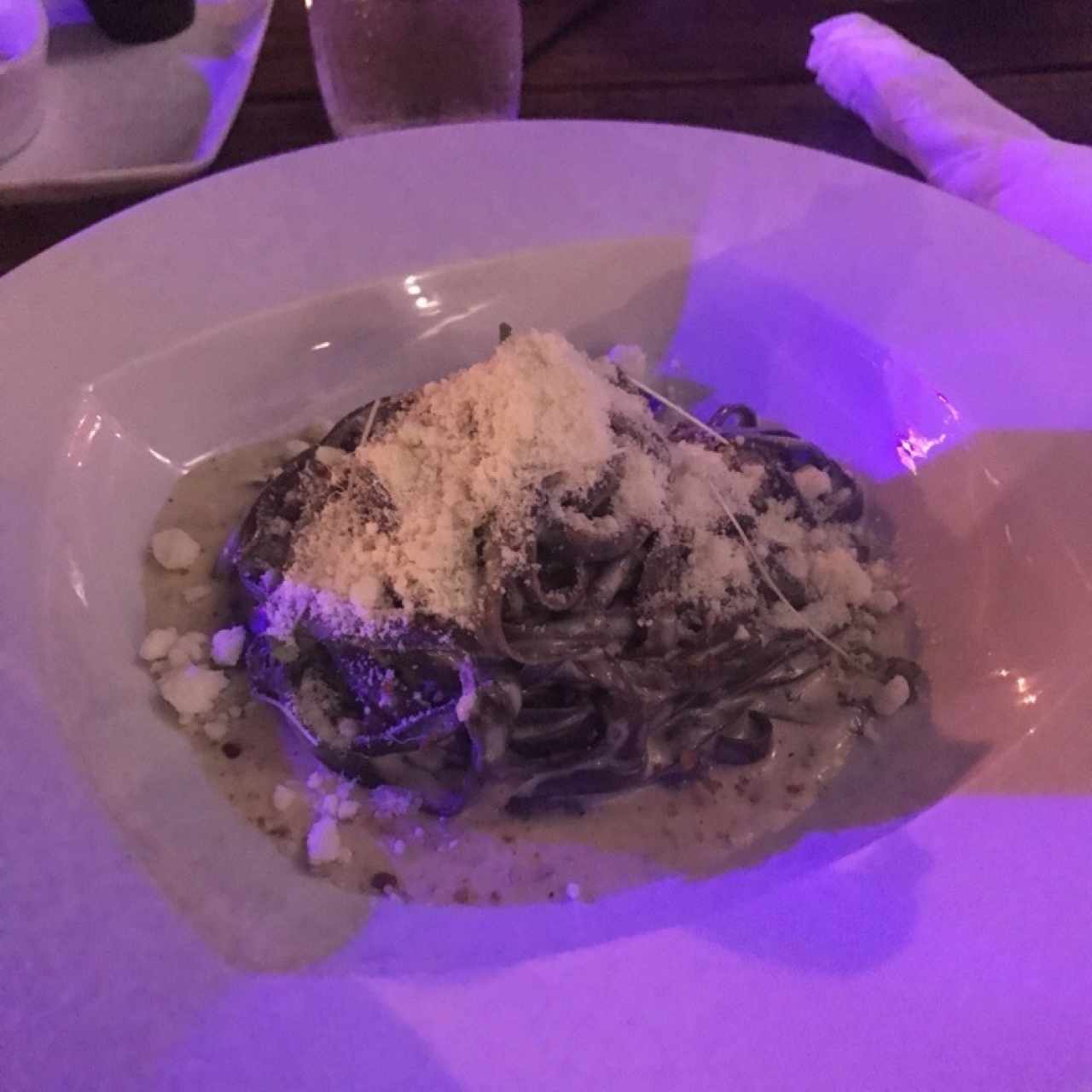 Linguini Carbonara con pasta de tinta de Calamar