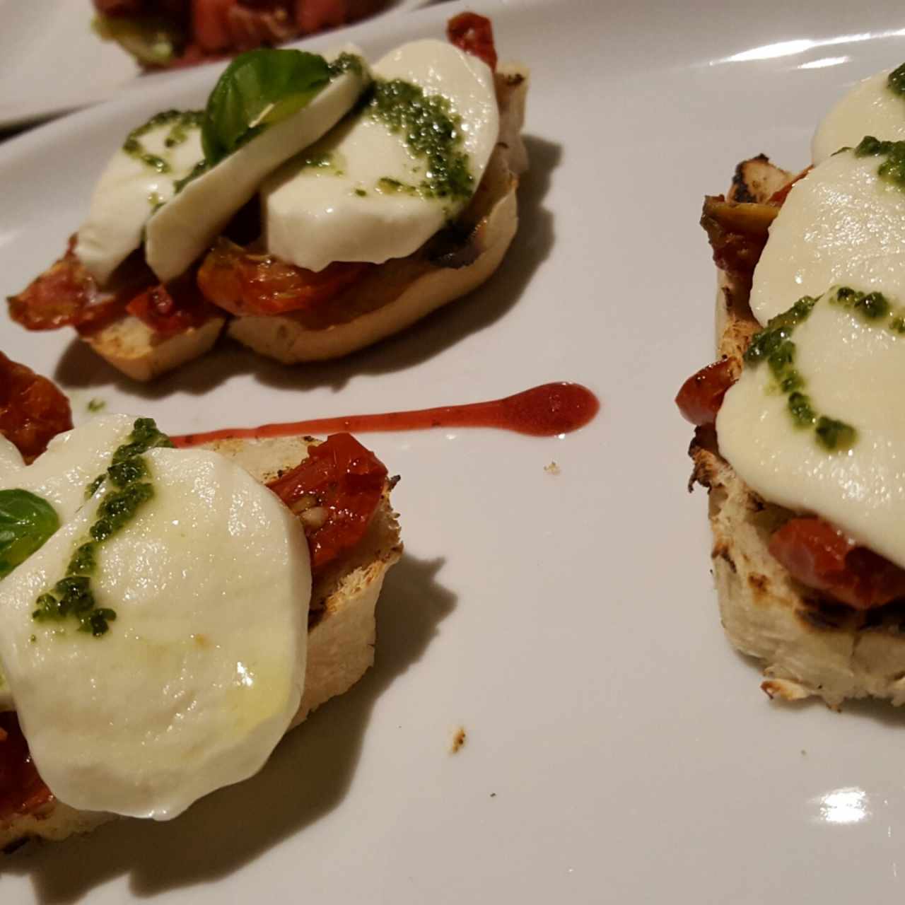 Bruschetta a la caprese