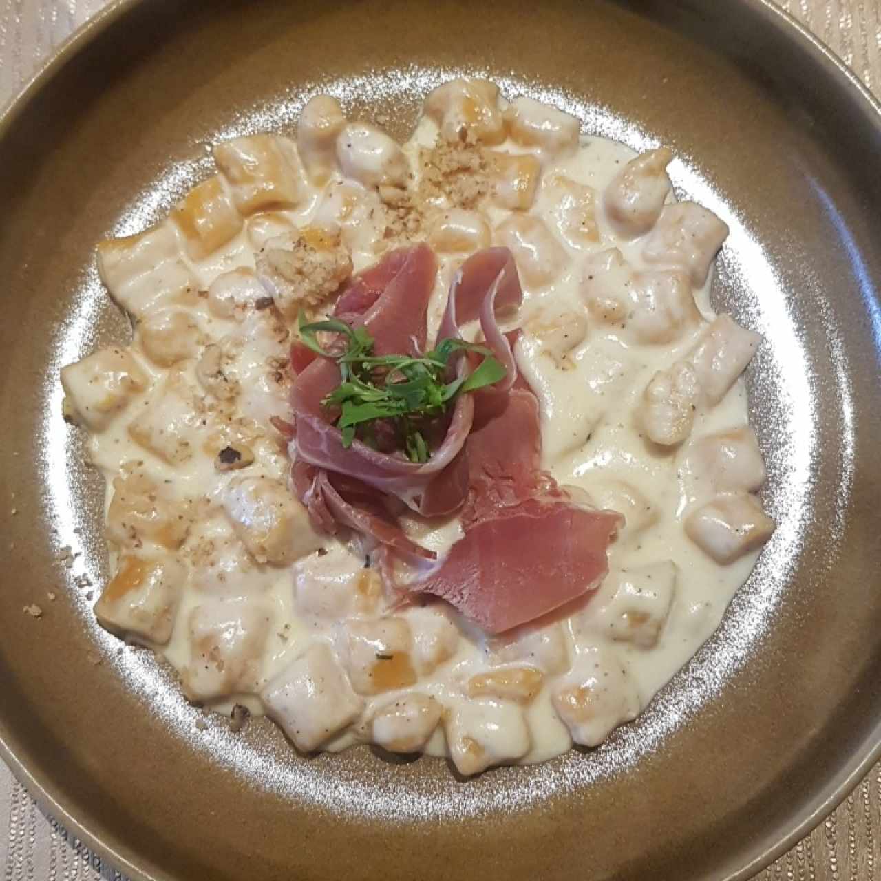 Ñoqui de camote con prochuto y queso gratinado 