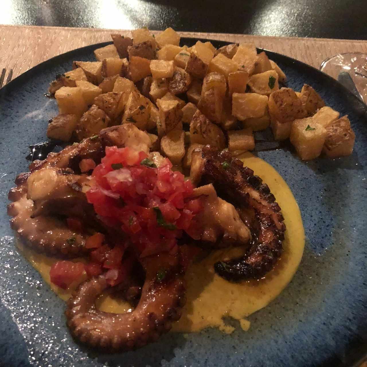 Pulpo al grill con papas rusticas