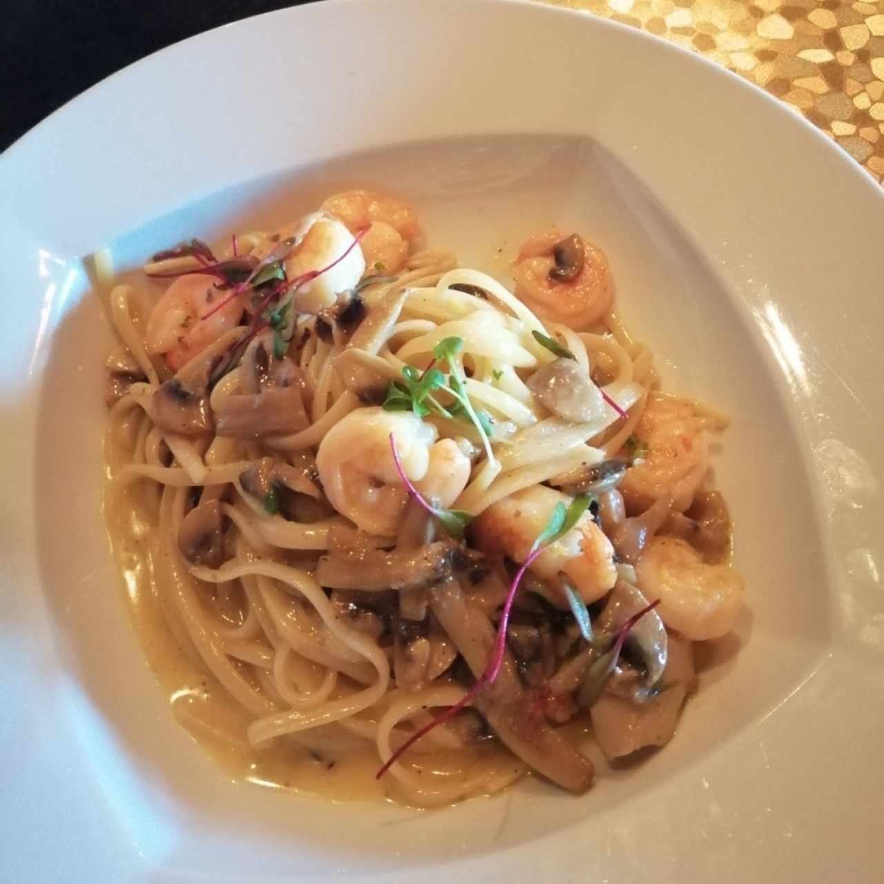 linguini con camarones y funghi al oleo