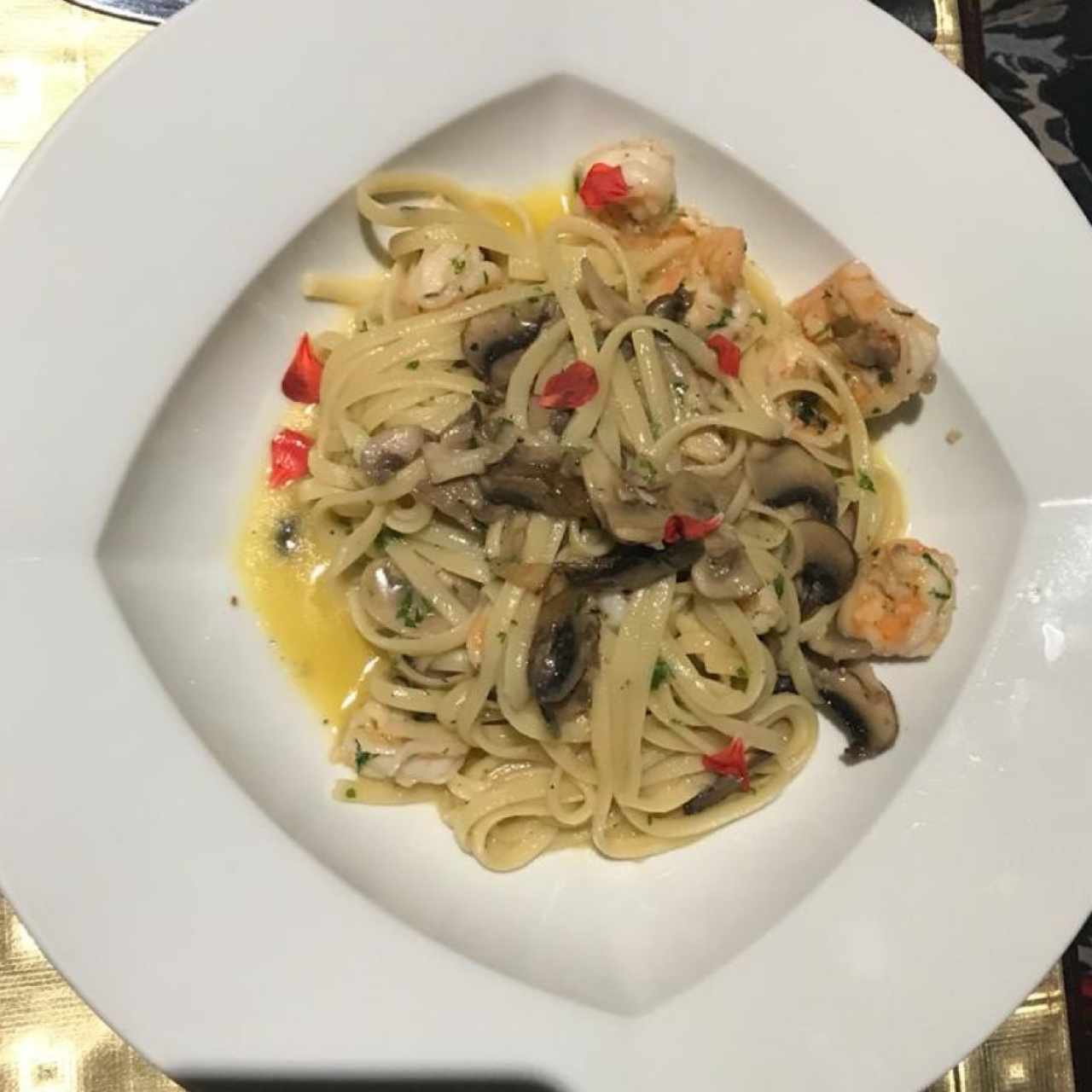 linguini al óleo con 🍄&🦐