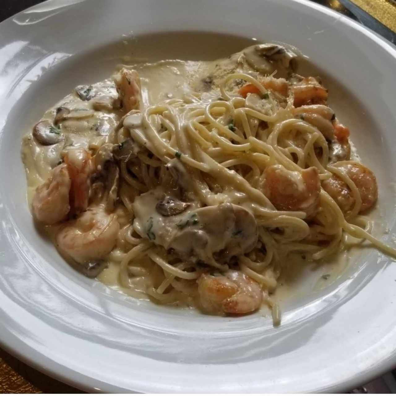 Espagueti con camarones y champignon 