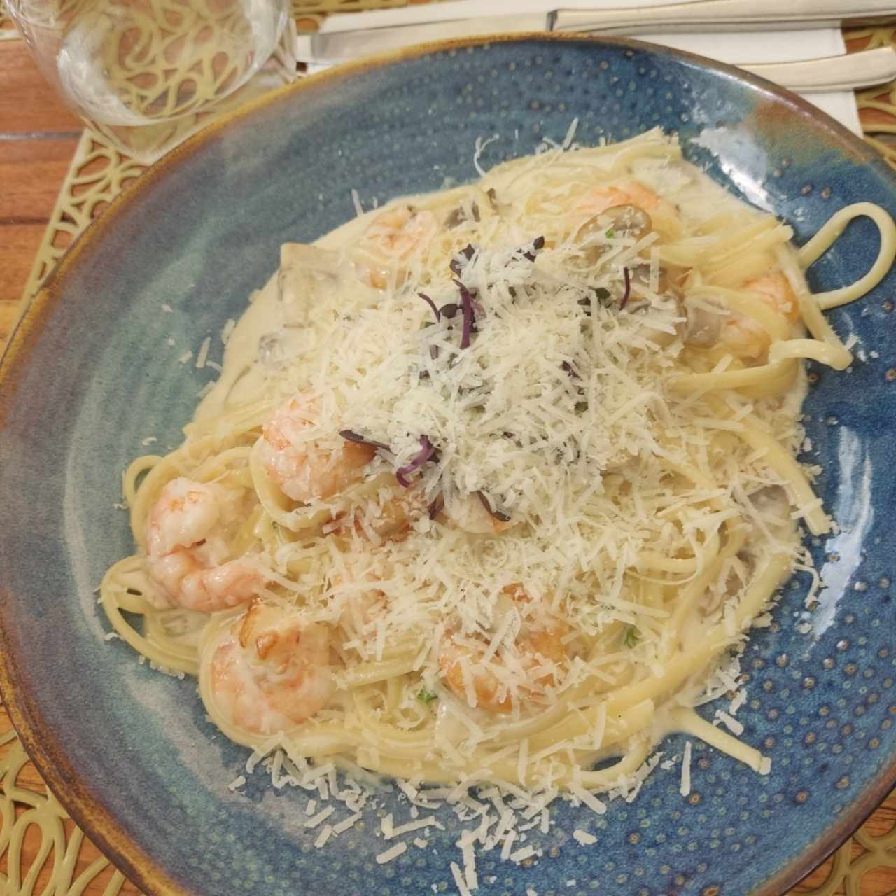 pasta con camarones e funghi