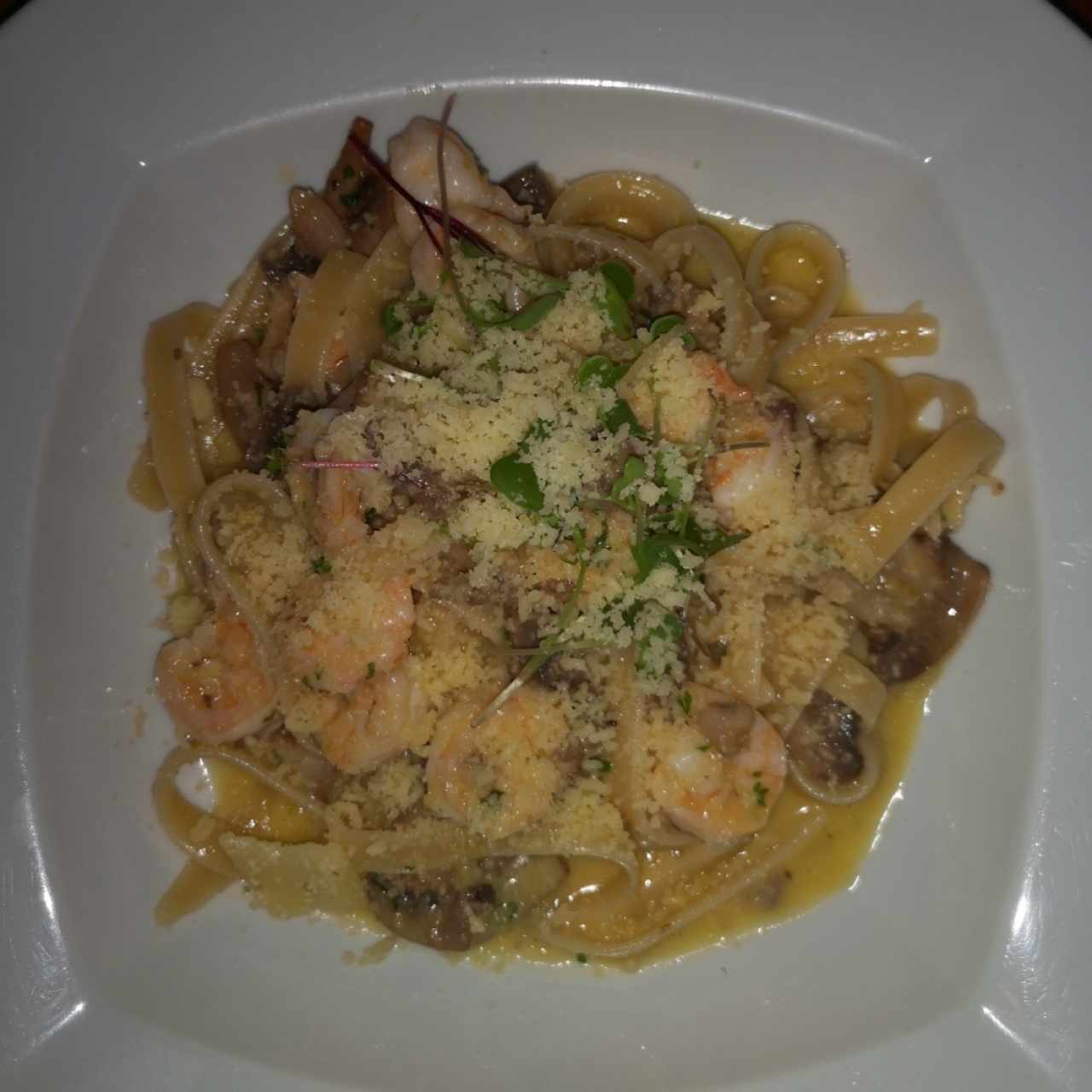 Pasta con camarones y funghi al óleo