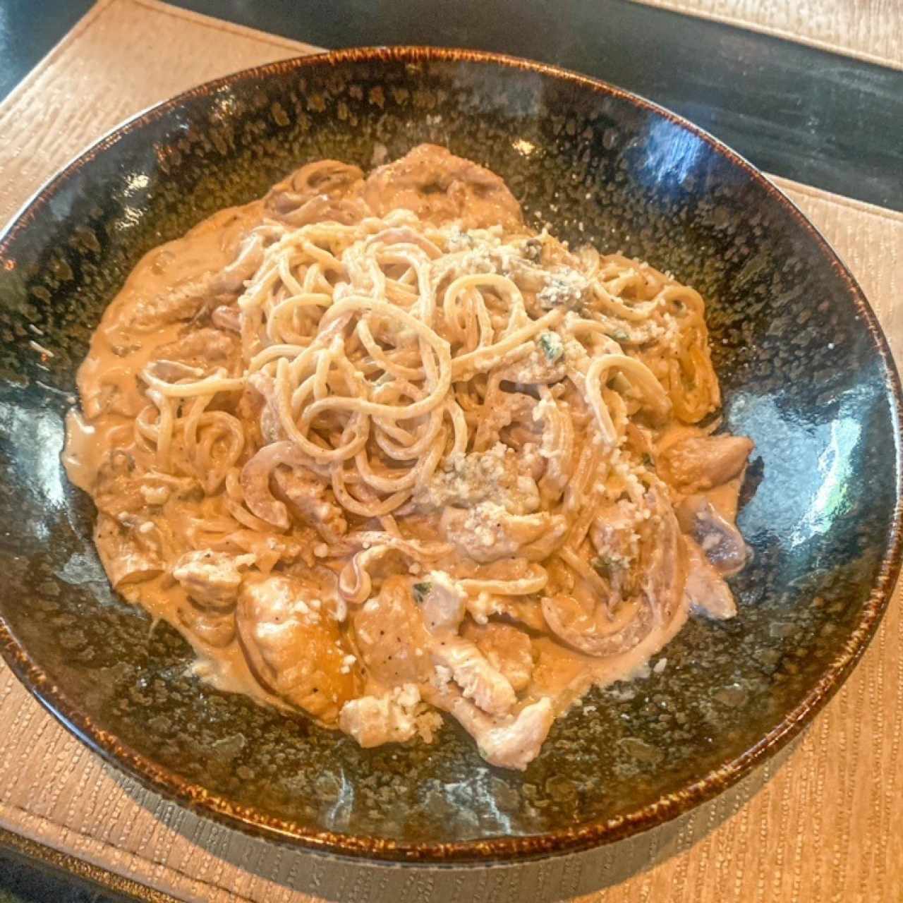 Pasta a la crema con trozos de pollo