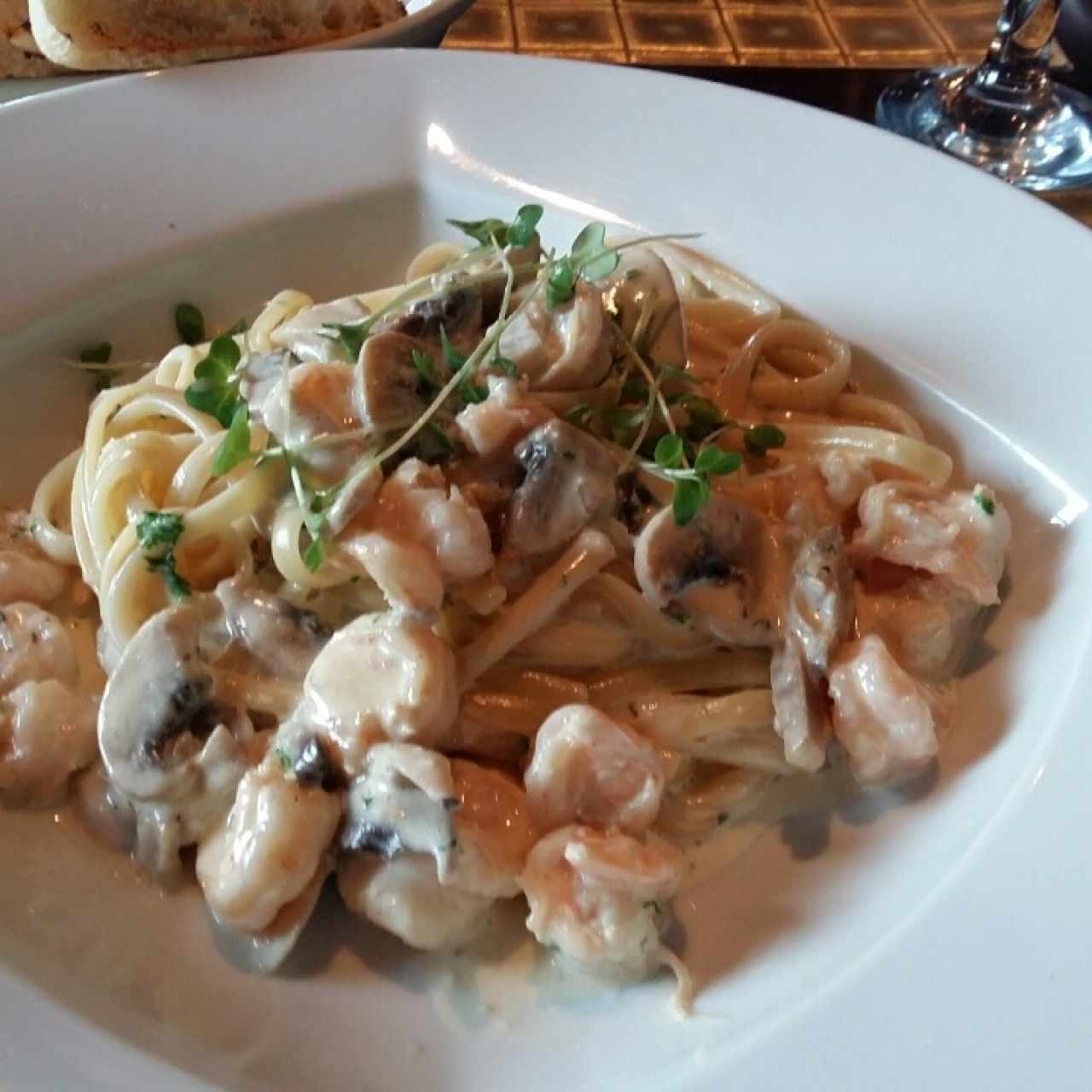 pasta con camarones y hongos