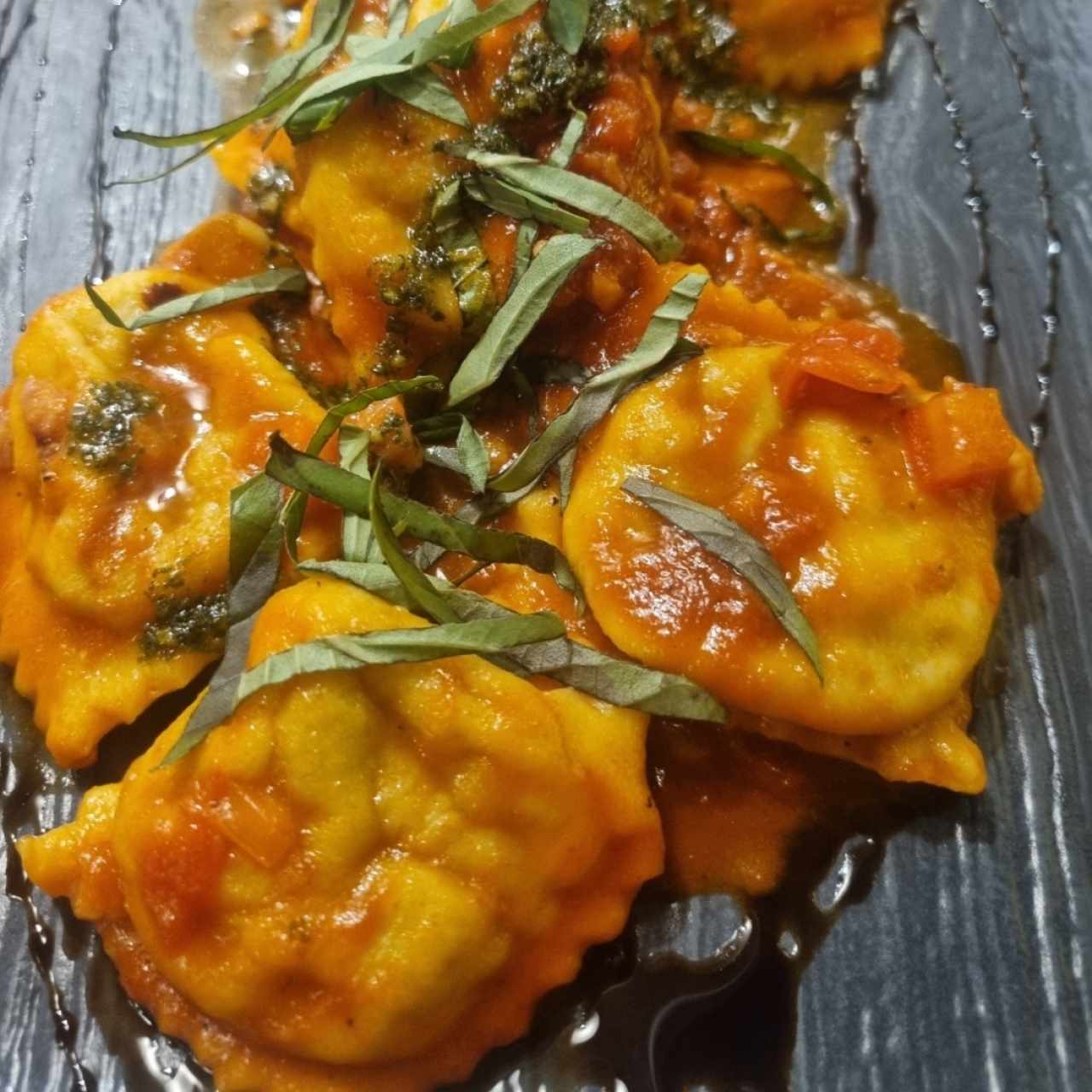 Raviolis De Carne En Salsa Amatriciana