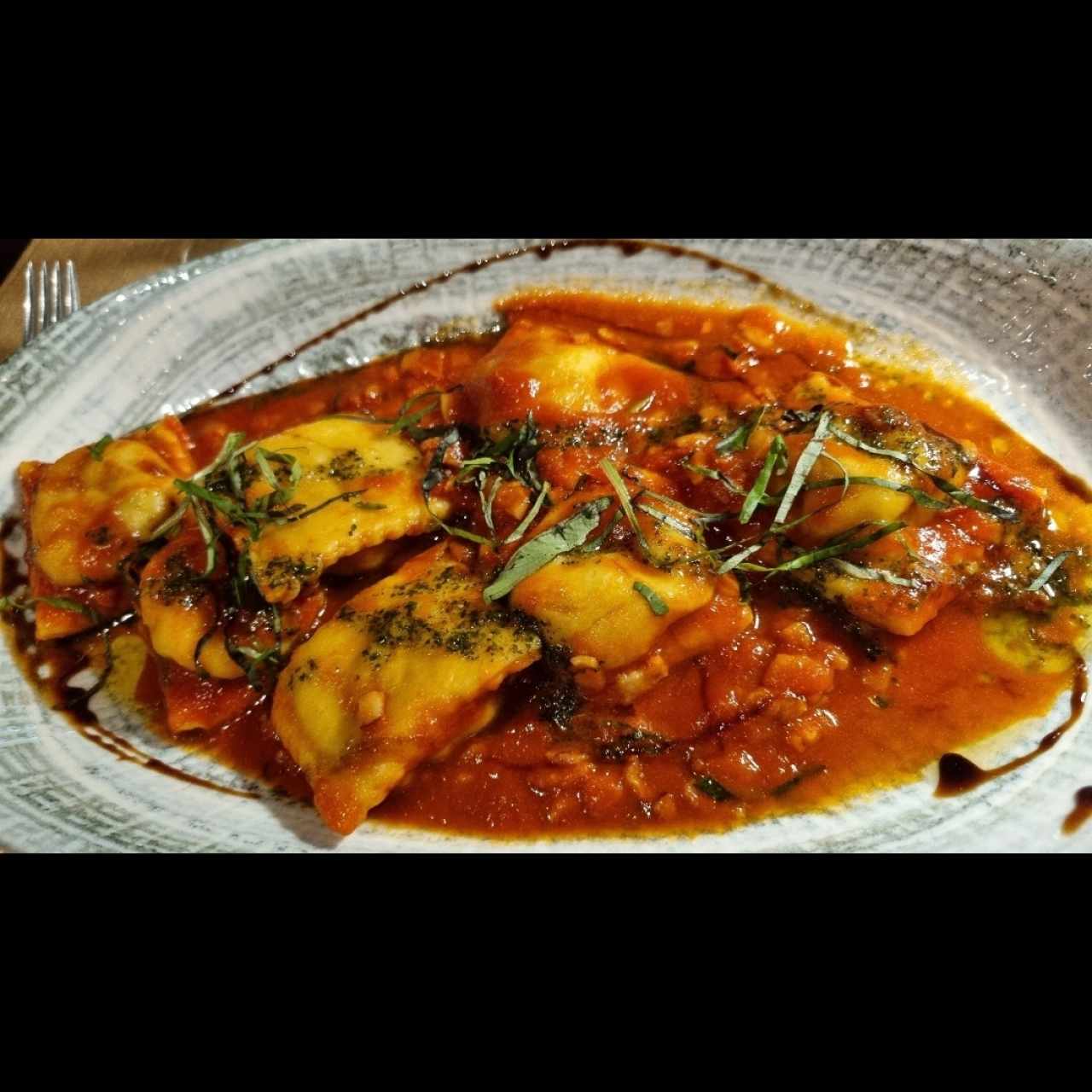 Raviolis De Carne En Salsa Amatriciana