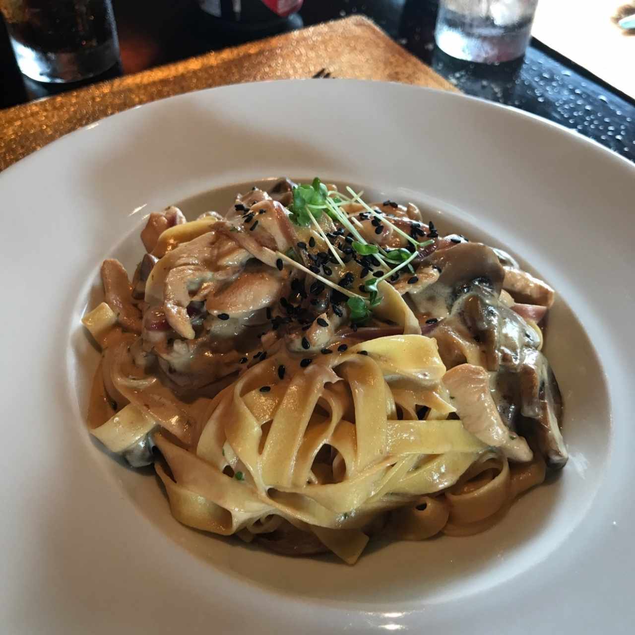 Pasta a la crema con trozos de pollo