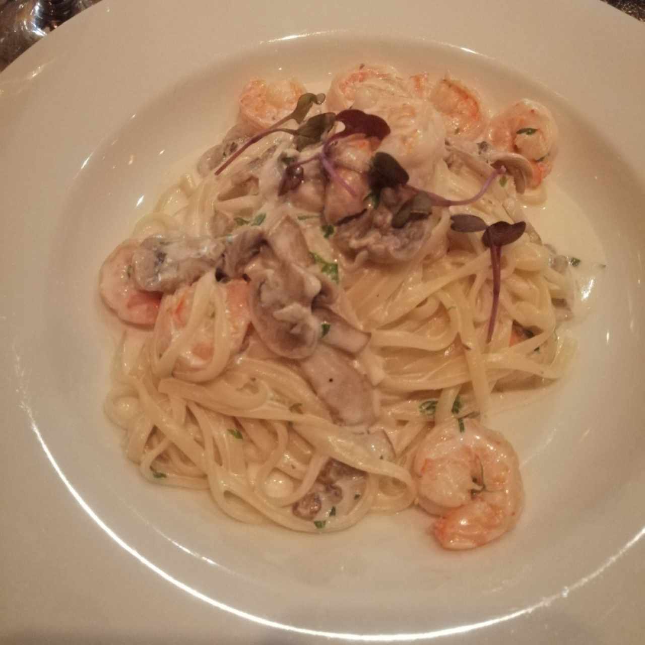 Fettucine de camarones y hongos en salsa blanca