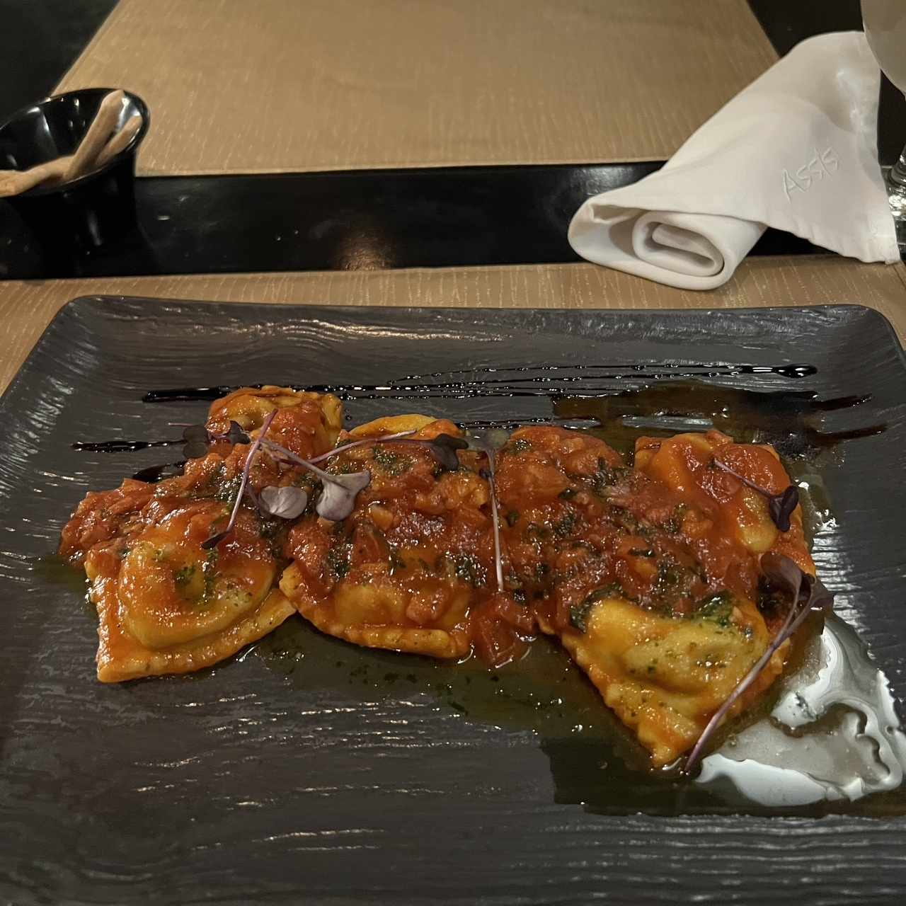 Raviolis De Carne En Salsa Amatriciana