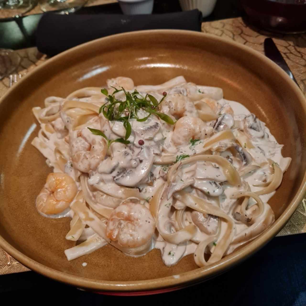 fetuccini con hongos y camarones