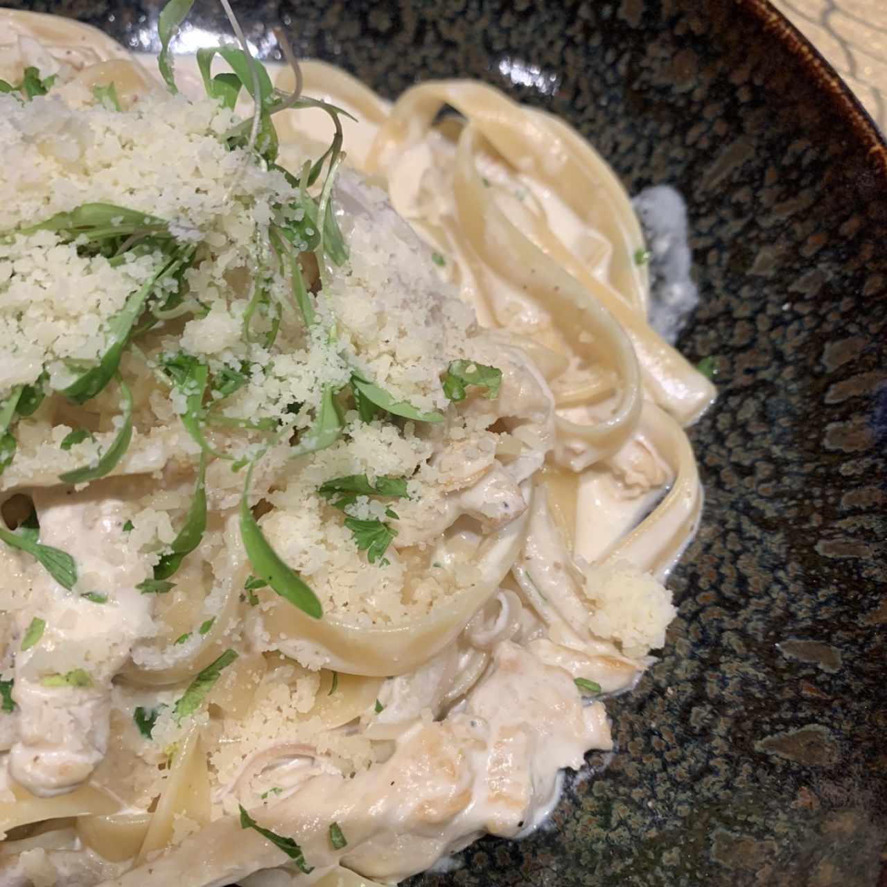 Pasta A La Crema Con Trozos De Pollo