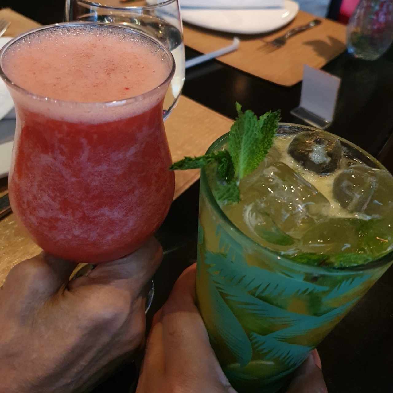 Jugo de fresa y mojito de maracuyá