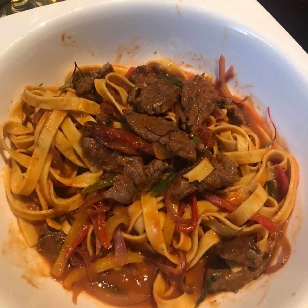 pasta con pedazos de filete