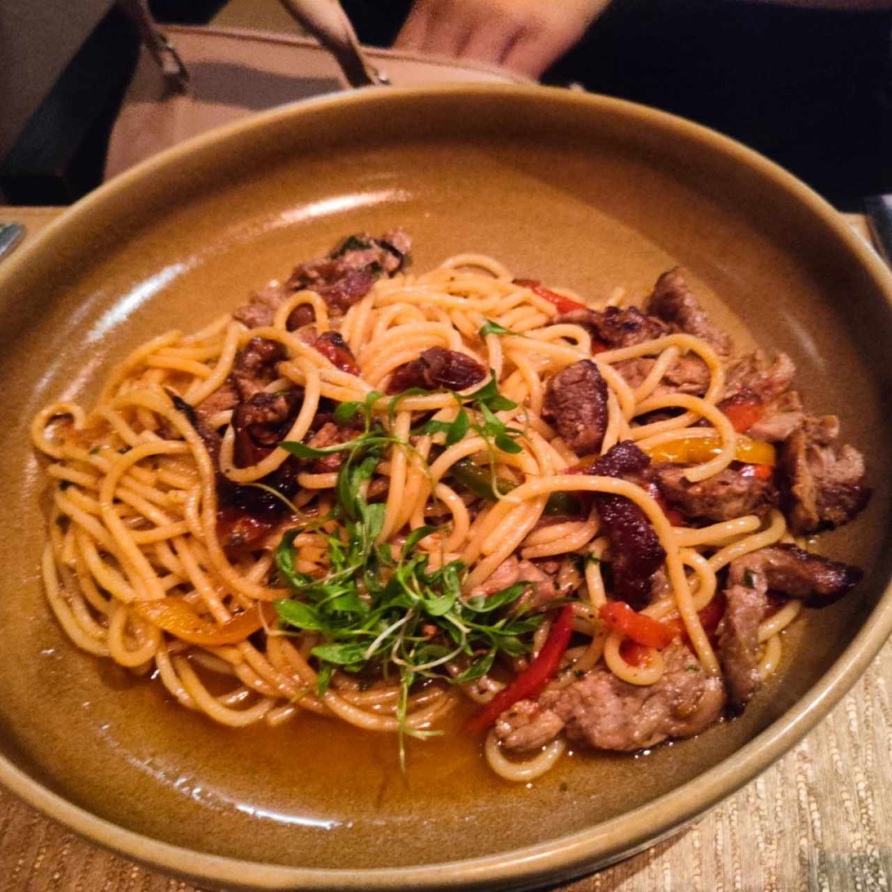 pasta con trozos de filete