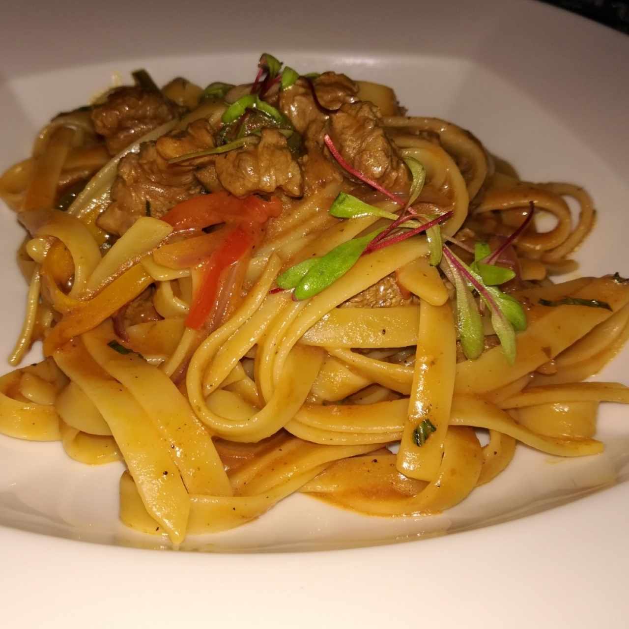 pastas con trozos de Filete tomate rostizado, y el toque de Albahaca