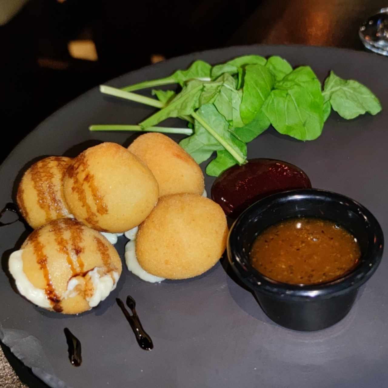 Croquetas de queso de cabra en salsa de maracuyá