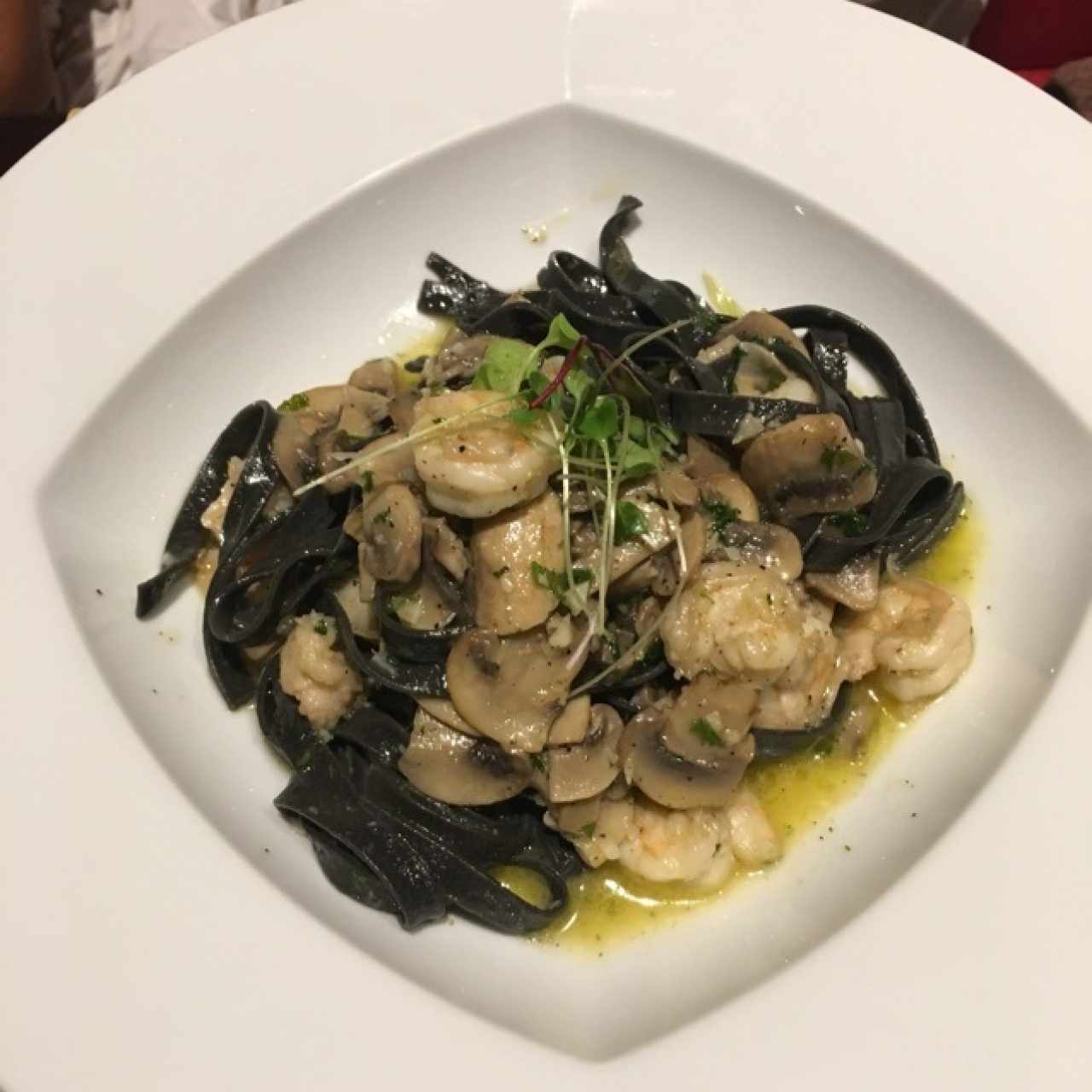 feruccini tinta de calamar con camarones