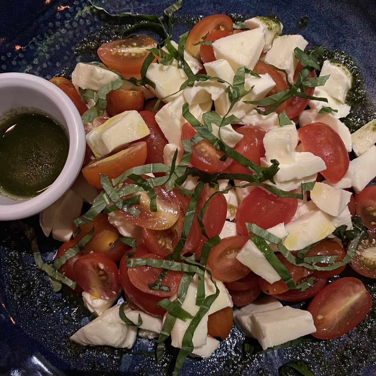 Ensalada caprese con pesto