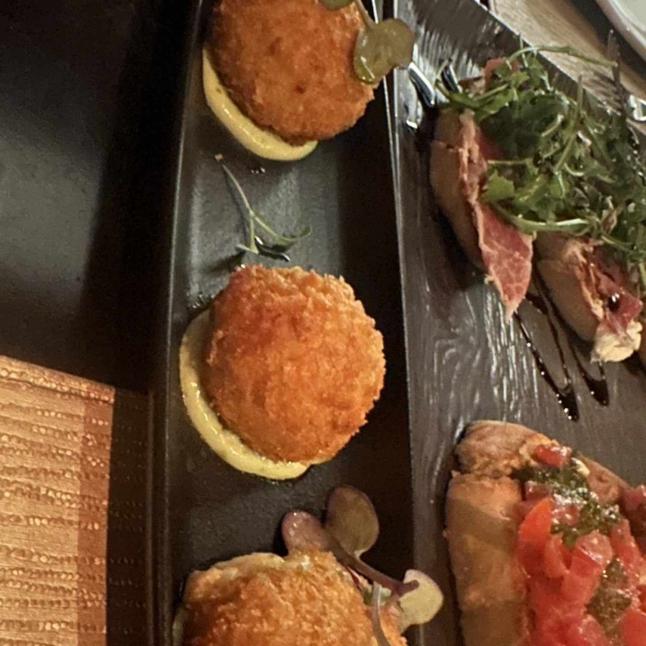 Croquetas de salmon y bruschettas assisi