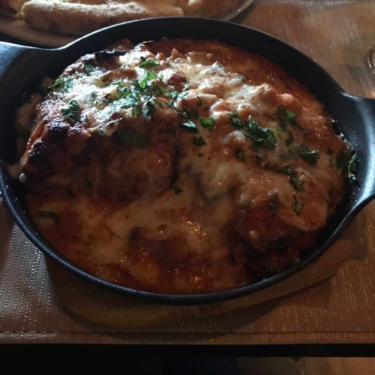 Lasaña de berengena y zuquini rellena de pollo gratinada 