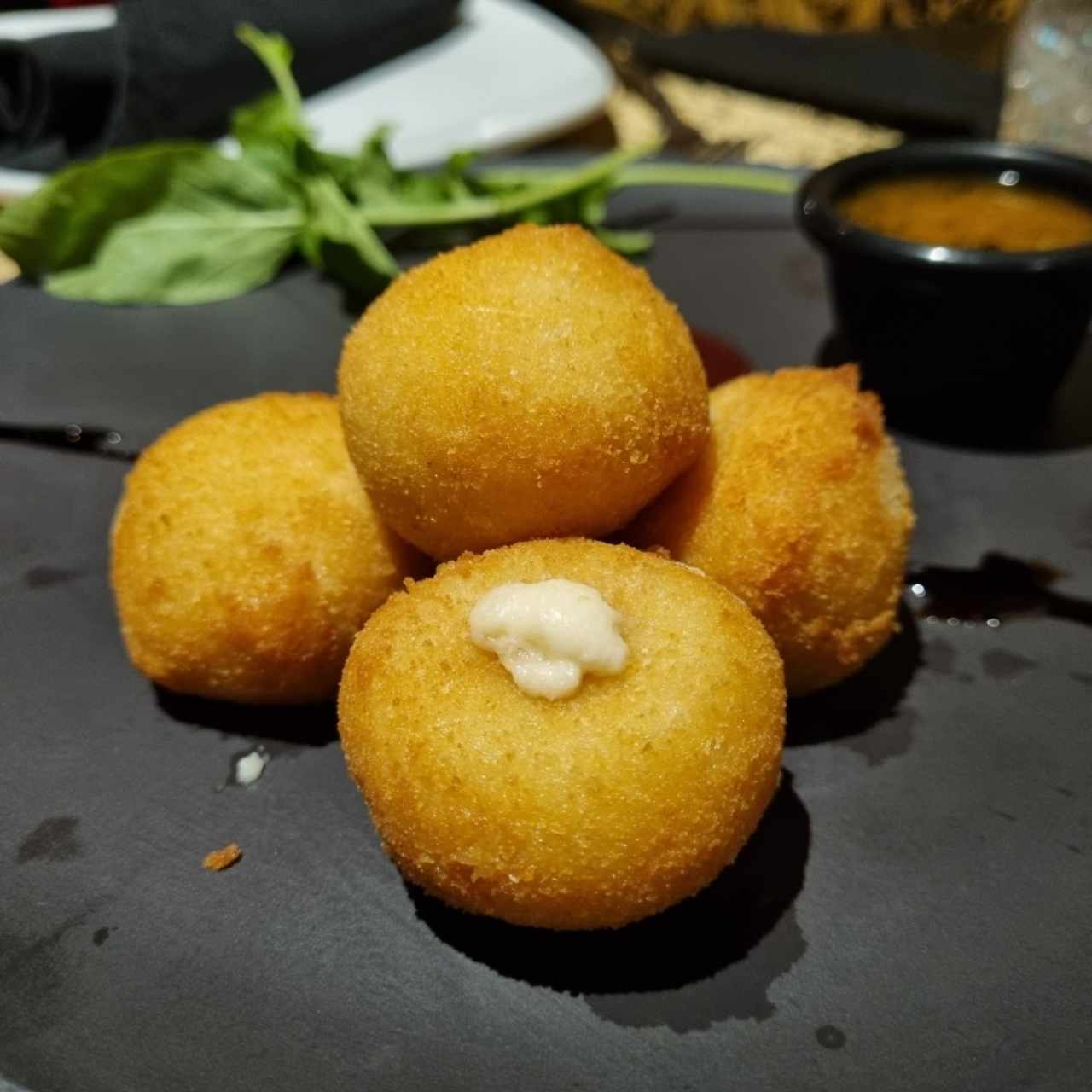 Croquetas de Queso de cabra en salsa de maracuyá DELICIOSASS